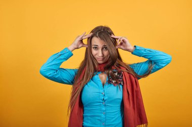 Kafasını parmaklarıyla işaret etmek, harika bir fikir ya da düşünce, iyi hafıza, komik poz vermek.