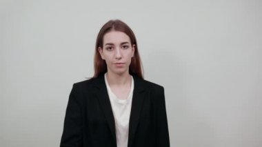 Ellerin yönünü gösterir, ürünü gösterir, hayali bir çıktıyı temsil eder