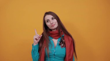 İşaret parmağı yukarı, işaret parmağı sürpriz hediye seçeneği, fikir..