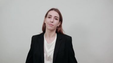 İşaret parmağı önde olan bir el işaretçisi. Yönü göstermek için işaret parmağı.