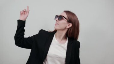 İşaret parmağı yukarı bakıyor. Yönü göstermek için işaret parmağı. Seçme