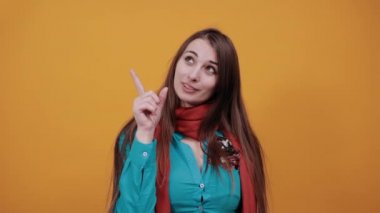 İşaret parmağı yukarı, işaret parmağı sürpriz hediye seçeneği, fikir..