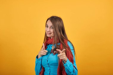 İşaret parmağı önde olan bir el işaretçisi. Yönü göstermek için işaret parmağı