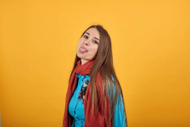 Dışarda aylaklık etmek, itaatsizlik işareti olarak dilini çıkarmak, protesto etmek.