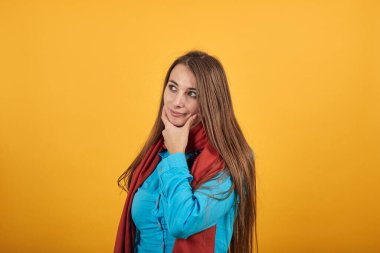 Çene sorusu, düşünceli yüz ifadesi. Şüpheliyim. Düşünceli bir yüz.