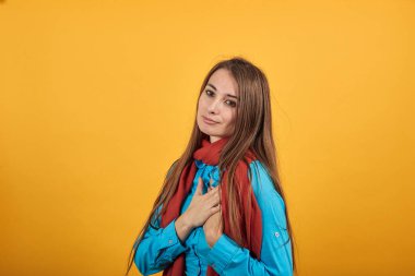 Kalbe yakın el ele tutuşmak, kollarını göğsüne bastırmak, minnettarlığını göstermek, yardım etmek.