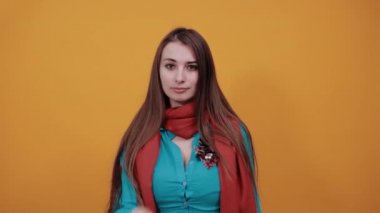 İşaret parmağı dudaklarda, sessizlik jesti, şşşş sessiz, sessiz işaret parmağı