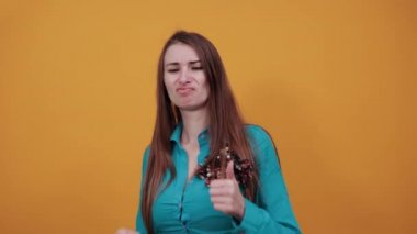 Göğsünü elinle gösterip dik dik bakıyorsun. Şok olmuş yüz ifadesi. Çekici.