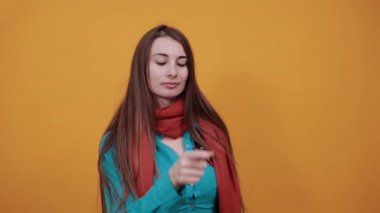 İşaret parmağı dudaklarda, sessizlik jesti, sessiz ol, sessizlik iste.
