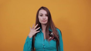 Direk kameraya bakarak, neşeli gencin beline yakın bir portre..