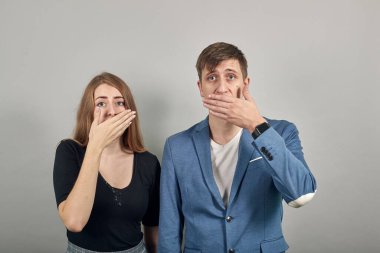 Avuç içi ile ağız kaplamak. Bir şey diyemiyorum. Şok edici hayret verici duyma