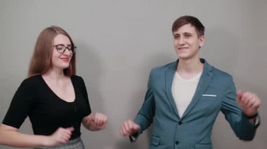 Kollar havaya, sevinçle başarı yumruklarını kutlayalım. Genç ve çekici çift.