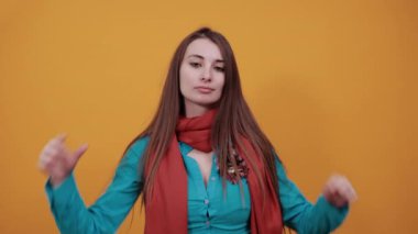 Kafasını parmaklarıyla işaret etmek, harika bir fikir ya da düşünce, iyi hafıza, komik poz vermek.