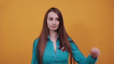El işaretçisi ve işaret parmağı yanlış işaret ediyor. Yönü göstermek için işaret parmağı.