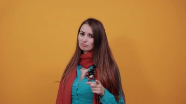 İşaret parmağı önde olan bir el işaretçisi. Yönü göstermek için işaret parmağı