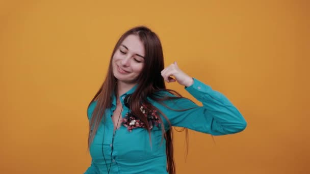 Escucha música en los auriculares y el canto, auriculares bailando con el pelo ondeando . — Vídeos de Stock