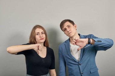 İnsan elinin baş parmağı aşağıda, tamam işareti yok, kızgın yüz, olumsuz jest sevmeme