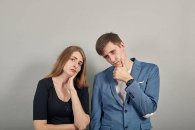 Çene sorusu, düşünceli yüz ifadesi. Şüpheliyim. Düşünceli bir yüz..