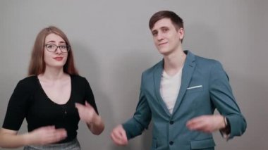 Göğsünü elinle gösterip dik dik bakıyorsun. Şok olmuş yüz ifadesi. Çift