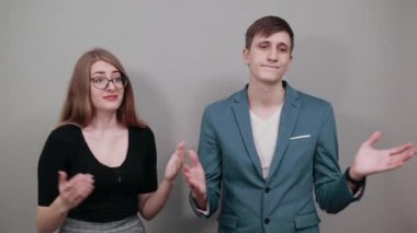 Karmaşık ruh hali, elleri kuşkulu bir ifade yayar. Şok oldum. İnsanlar samimi duygular.