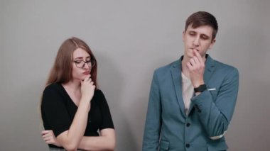 Çene sorusu, düşünceli yüz ifadesi. Şüpheliyim. Düşünceli bir yüz..