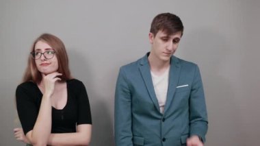 Çene sorusu, düşünceli yüz ifadesi. Şüpheliyim. Düşünceli bir yüz..
