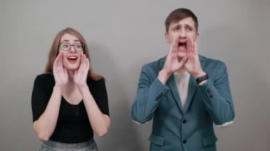 Çığlık at ve el ele tutuşarak ağzını aç. Ellerinle bağırarak.