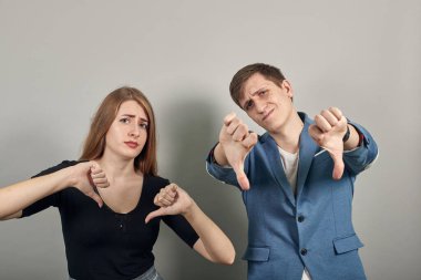 İnsan elinin baş parmağı aşağıda, tamam işareti yok, kızgın yüz, olumsuz jest sevmeme