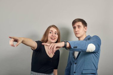 İşaret parmağı önde olan bir el işaretçisi. Yönü göstermek için işaret parmağı