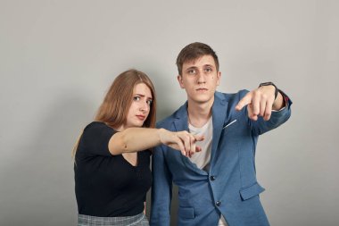 İşaret parmağı önde olan bir el işaretçisi. Yönü göstermek için işaret parmağı