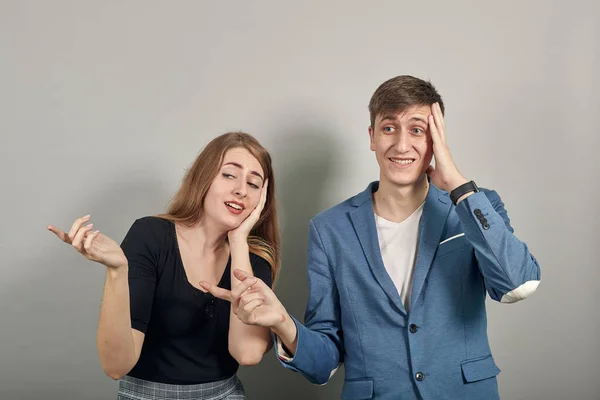 Olvidadizo agarrado de la mano al cabello, toca la cabeza olvidó algo importante lamenta —  Fotos de Stock