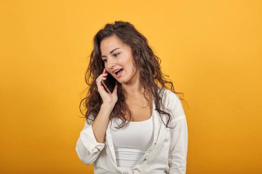 Cep telefonuyla konuşan gençler akıllı telefon kullanıyor, neşeli olumlu çalışma