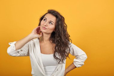 Avuç içimi açıyorum, nazikçe bakıyorum, hoş, sakin, çekici çekici.