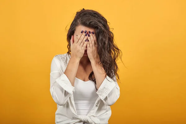 Visage couvert stressé avec les mains, pleurer se sent désespéré. Peur, honte, violence. — Photo