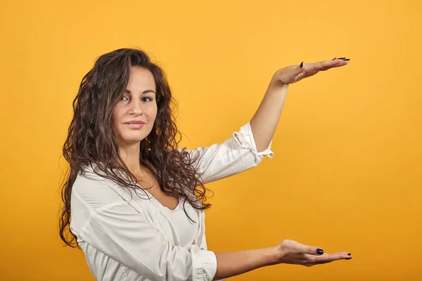 Formt ein großes Objekt mit zwei Händen, keucht vor Überraschung und hält die Handflächen davor — Stockfoto