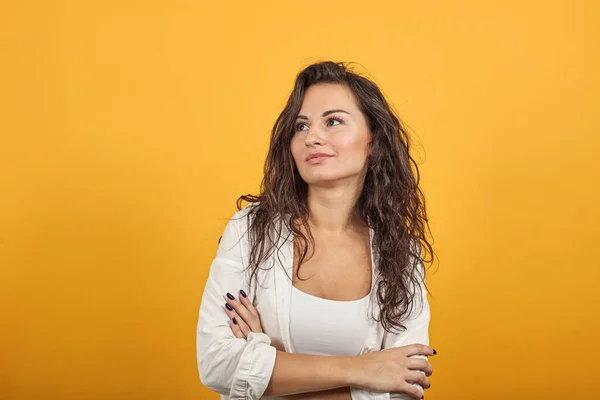 Staande en kruisarmen op de borst. Jonge aantrekkelijke vrouw, gekleed witte blouse — Stockfoto