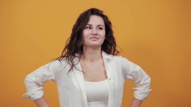 Ayakta duruyor, el ele tutuşuyor, gülümsüyor. Sinir bozucu