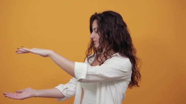 Vormen groot object met twee handen, snakt naar verrassing, houdt handpalmen voor zich — Stockvideo