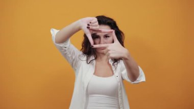 Eller fotoğraf çerçevesi, parmaklar çerçeve mesafesi, fotoğraf tabelası insan yapımı