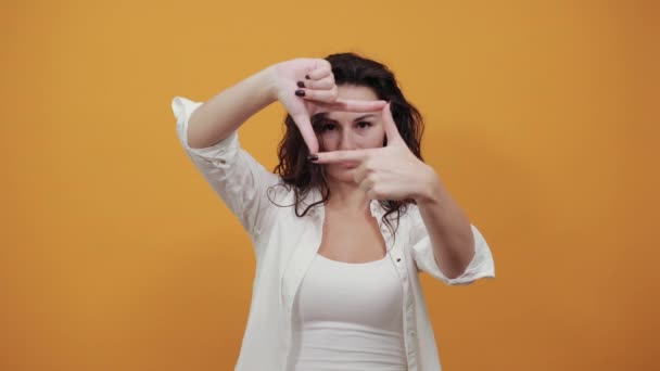 Manos haciendo marco de fotos, dedos enmarcando distancia, signo de fotografía hecho humano — Vídeo de stock