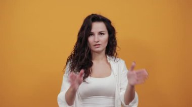Stresli yüzler ve eller, ağlamak umutsuz hissettiriyor. Korku, utanç, şiddet.