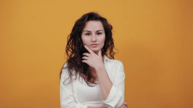 Soruyu düşünürken ellerini çenene koy, düşünceli yüz ifadesi. Şüpheliyim. Düşünceli bir yüz.