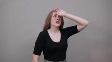 Stres ya da baş ağrısı. Ağrı yüzünden buruşmuş..