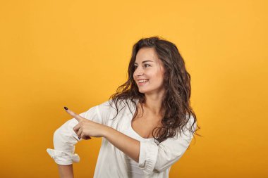 İşaret parmağı önde olan bir el işaretçisi. Yönü göstermek için işaret parmağı
