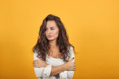 Soğuk kollar çarpıştığında sıcacık sarılıyordu yüzüne korku ifadesi.