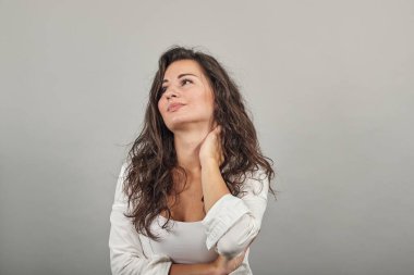 Yüzü yana yatık, eli nazikçe boynuna dokunmuş, güzelliği yeniden tanımlanmış, görünüşü...