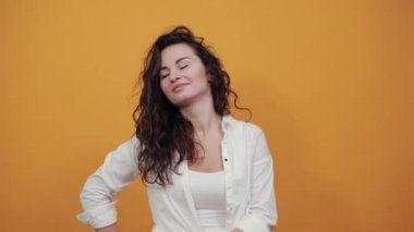 İşaret parmağı önde olan bir el işaretçisi. Yönü göstermek için işaret parmağı