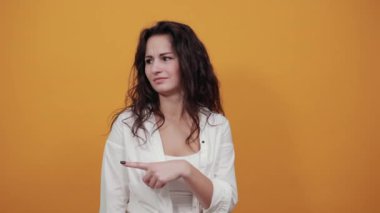 El işaretçisi ve işaret parmağı yanlış işaret ediyor. Yönü göstermek için işaret parmağı.