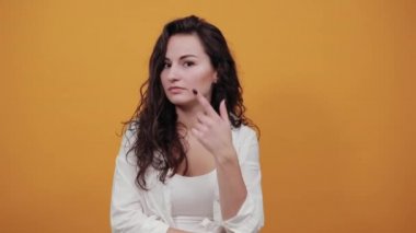 İşaret parmağındaki kontakt lens, elle gözü işaret etmek, düşünmek, hassas gözler.