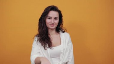 Ezik işareti gösteriliyor, işe yaramaz jest sergiliyor, alfa. İki parmak 2, tiksinti ifadesi.